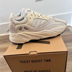 Brand New Yeezy boost 700 in size 10 men’s